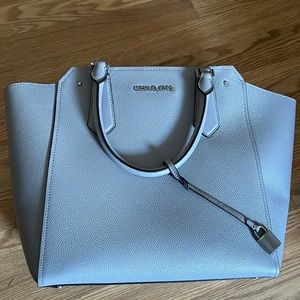 Micheal Kors purse. One inside pocket. One outside pocket. Comes with long strap